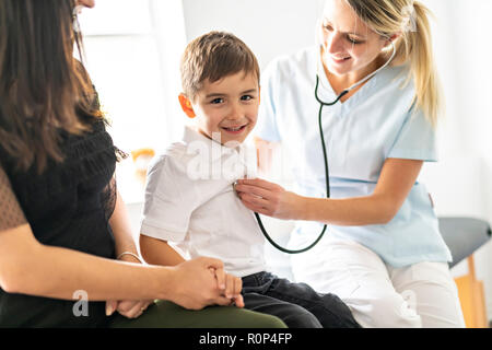 Ein niedliches Kind Patienten besuchen Arztpraxis Stockfoto