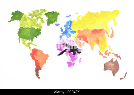 Die Weltkarte ist mit farbigen Aquarellfarben auf weißem Papier mit der Teilnahme von einem schwarzen Spielzeug Pistole und einem Messer. Das Konzept der militärischen Ope Stockfoto