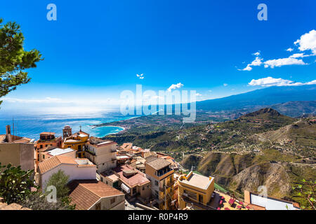 Der Blick aus dem kleinen Dorf Castelmola am Berg oberhalb von Taormina, mit Blick auf das Mittelmeer und die Skyline von Taormina. Stockfoto