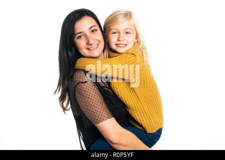 Eine Mutter und Tochter auf weißem Hintergrund Stockfoto