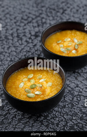Vegetarische Ernährung pupmkin Creme Suppe pürieren, auf dunklen Tabelle, Seitenansicht, hautnah. Stockfoto
