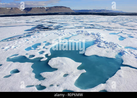 Gefrorene Landschaft von Lancaster Sound mit Devon Island im Hintergrund, der Kanadischen Arktis ab CCGS Amundsen gesehen Stockfoto