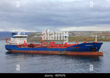 Kitikmeot W, ein Öltankschiff, dass Kraftstoff zu nördlichen Gemeinden in Baffin Island, Kanada einschließlich Pond Inlet liefert ab CCGS Amundsen gesehen Stockfoto