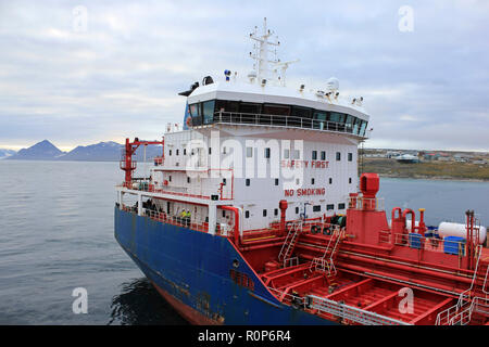 Kitikmeot W, ein Öltankschiff, dass Kraftstoff zu nördlichen Gemeinden in Baffin Island, Kanada einschließlich Pond Inlet liefert ab CCGS Amundsen gesehen Stockfoto