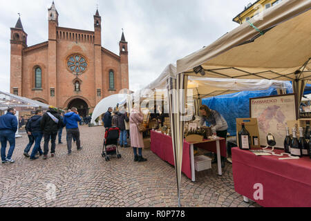 Alba, Italien - 4. November 2018: Touristen an der Trüffel Pilze Messe und Markt von Alba, Piemont. Stockfoto