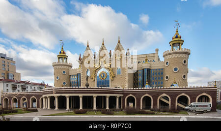 KAZAN, Russland - 5. NOVEMBER 2018: Puppentheater Ekiyat in Kasan. Märchen für Kinder. Stockfoto