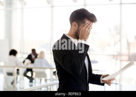 Nervöse männliche Mitarbeiter Überprüfung cv sorgen vor dem Interview Stockfoto