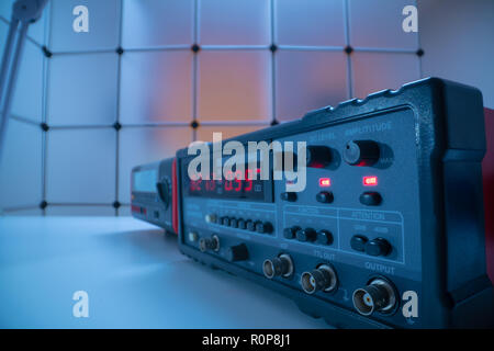 Elektronische Messgeräte. Funktionsgenerator und Multimeter Messgerät für die Messung der Spannung Stockfoto