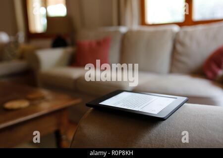 Ebook Kindle liegend auf dem Sofa arm ohne Menschen Stockfoto