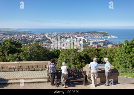 Blick auf die South Bay, die Stadt, die Burg und Hafen in Scarborough in North Yorkshire von Oliver Berg, einem Hügel mit Blick auf die Stadt übernommen Stockfoto