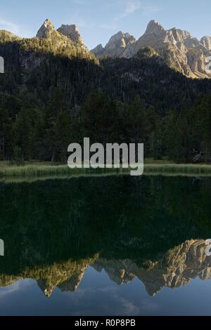 Am Abend Licht von den stillen Wassern des ibonet de batisielles. Die Ibonet liegt im Parque Natural posets maladetas in den Aragonesischen Pyrenäen gefunden Stockfoto