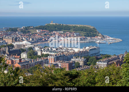 Blick auf die South Bay, die Stadt, die Burg und Hafen in Scarborough in North Yorkshire von Oliver Berg, einem Hügel mit Blick auf die Stadt übernommen Stockfoto