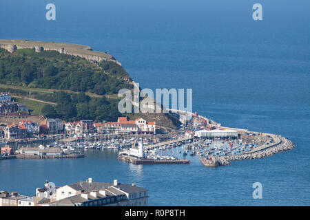 Blick auf die South Bay, die Stadt, die Burg und Hafen in Scarborough in North Yorkshire von Oliver Berg, einem Hügel mit Blick auf die Stadt übernommen Stockfoto