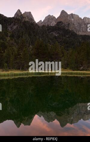 Am Abend Licht von den stillen Wassern des ibonet de batisielles. Die Ibonet liegt im Parque Natural posets maladetas in den Aragonesischen Pyrenäen gefunden Stockfoto