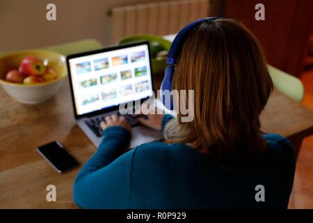 Frau von zu Hause aus arbeiten am Laptop Stockfoto