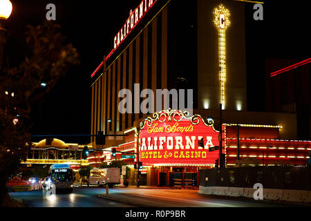 LAS VEGAS, Nevada, USA - 22. MAI 2018: die Leuchtreklame des Hotels Kalifornien, Nachtaufnahme des Gebäudes. Stockfoto