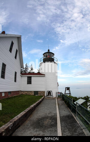 BASS Harbor, Maine, USA - 8. JULI 2013: Bass Harbor Leuchtturm mit Blick auf den Atlantik. Stockfoto