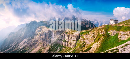 Panoramablick von Tre Cime di Lavaredo und Berghütte. Dolomiti Alpen, Venetien, Italien, Europa. Stockfoto