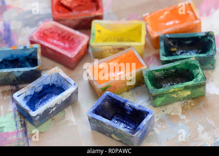 Aquarellfarben in Kartons auf lackierten bunte Papier Stockfoto