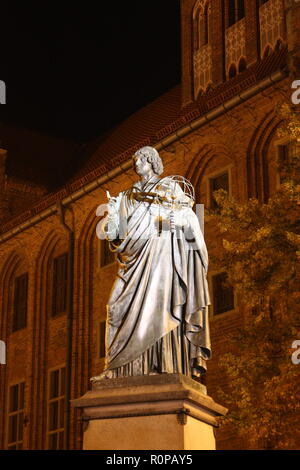 Die Statue von Nikolaus Kopernikus vor der Alten Rathaus in Torun, Polen Stockfoto