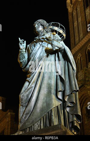 Die Statue von Nikolaus Kopernikus vor der Alten Rathaus in Torun, Polen Stockfoto