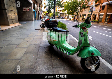 Barcelona/Spanien - 6/11/18-ein altmodisches Roller auf der Straße Stockfoto