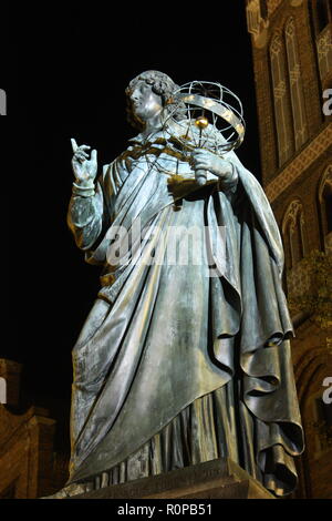 Die Statue von Nikolaus Kopernikus vor der Alten Rathaus in Torun, Polen Stockfoto