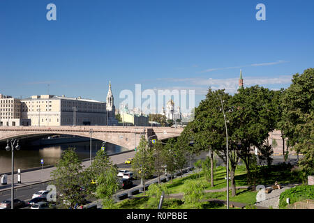 Moskau, Russland - August 9, 2018: Blick vom Park Zaryadye Moskvoretsky Brücke über Bolschoi in Moskau, Russland. Die berühmte Kathedrale von Christus dem Saviou Stockfoto