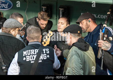 Band Mitglieder der Dropkick Murphys in der Red Sox dugout geben eine Faust Stoß für viel Glück vor ihrer Show am Fenway Park. Stockfoto