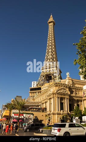 LAS VEGAS, NV, USA - 12. Sptember 2018: Downtown, Las Vegas Strip, tagsüber. Sehenswürdigkeiten, Hotels, Casinos, Brunnen, Eiffelturm. Stockfoto