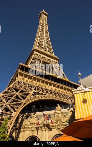 LAS VEGAS, NV, USA - 12. Sptember 2018: Downtown, Las Vegas Strip, tagsüber. Sehenswürdigkeiten, Hotels, Casinos, Brunnen, Eiffelturm. Stockfoto