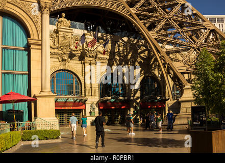 LAS VEGAS, NV, USA - 12. Sptember 2018: Downtown, Las Vegas Strip, tagsüber. Sehenswürdigkeiten, Hotels, Casinos, Brunnen, Eiffelturm. Stockfoto