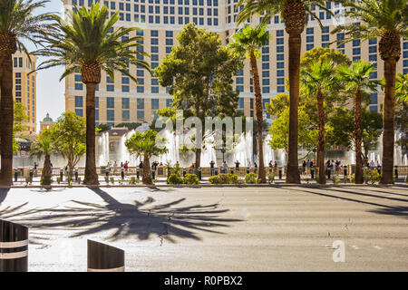 LAS VEGAS, NV, USA - 12. Sptember 2018: Downtown, Las Vegas Strip, tagsüber. Sehenswürdigkeiten, Hotels, Casinos, Brunnen, Eiffelturm. Stockfoto