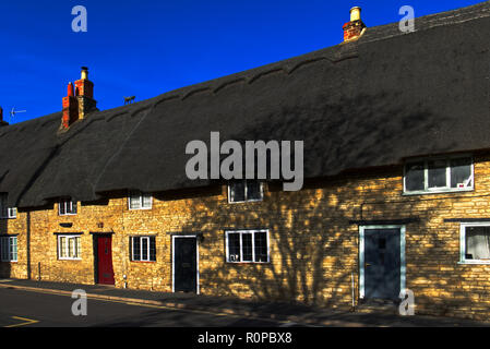 Reetgedeckte Cottages in Sharnbrook High Street, Bedfordshire, England, Großbritannien Stockfoto