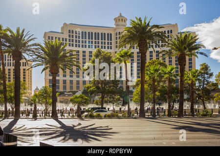 LAS VEGAS, NV, USA - 12. Sptember 2018: Downtown, Las Vegas Strip, tagsüber. Sehenswürdigkeiten, Hotels, Casinos, Brunnen, Eiffelturm. Stockfoto