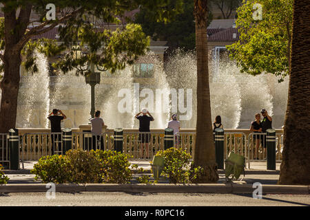 LAS VEGAS, NV, USA - 12. Sptember 2018: Downtown, Las Vegas Strip, tagsüber. Sehenswürdigkeiten, Hotels, Casinos, Brunnen, Eiffelturm. Stockfoto