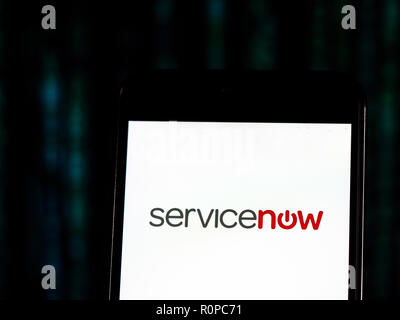 ServiceNow Computer software Firmenlogo auf dem Smartphone angezeigt. ServiceNow, Inc. ist ein US-amerikanischer cloud computing Unternehmen mit Hauptsitz in Santa Clara, Kalifornien. Es wurde im Jahr 2004 von Fred Luddy, der bisherige CTO von Softwareunternehmen Peregrine Systems und Remedy Corporation gegründet. Stockfoto