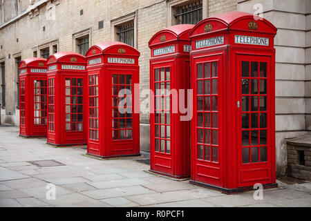 Reihe von fünf klassischen traditionellen roten Telefonzellen, London, England Stockfoto