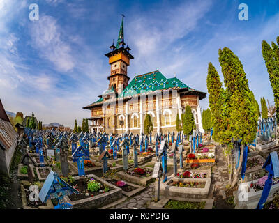 Sapanta, Rumänien - 2. November 2018: Der Friedhof in berühmten Frohe (Freude) Friedhof in der Maramures Region, Rumänien. Stockfoto