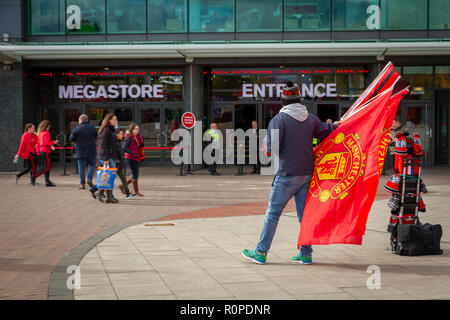 Scalf Verkäufer am Spieltag außerhalb von Old Trafford Football Ground. Startseite des Manchester United Football Club. Stockfoto
