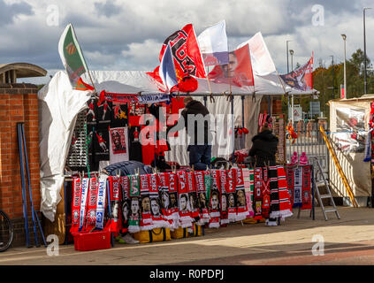 Scalf Verkäufer am Spieltag außerhalb von Old Trafford Football Ground. Startseite des Manchester United Football Club. Stockfoto