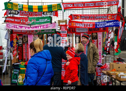 Scalf Verkäufer am Spieltag außerhalb von Old Trafford Football Ground. Startseite des Manchester United Football Club. Stockfoto