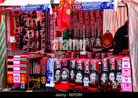 Scalf Verkäufer am Spieltag außerhalb von Old Trafford Football Ground. Startseite des Manchester United Football Club. Stockfoto