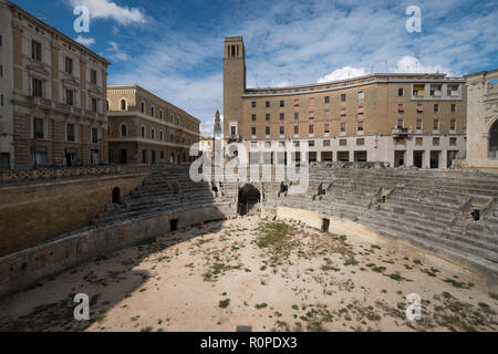 Reste der römischen Amphitheater an der Piazza Sant'Oronzo, im Zentrum der historischen Stadt Lecce, Apulien, Süditalien.