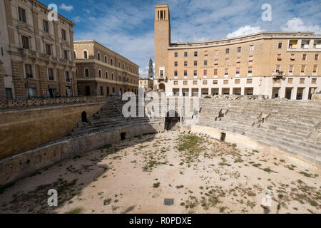 Reste der römischen Amphitheater an der Piazza Sant'Oronzo, im Zentrum der historischen Stadt Lecce, Apulien, Süditalien.