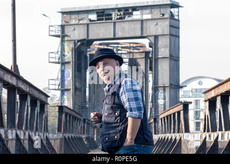 Magdeburg, Deutschland - November 6, 2018: Der deutsche Musiker und Schauspieler Axel Prahl steht auf einer alten Eisenbahnbrücke,'', Hubbrücke in Magdeburg. Stockfoto