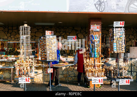 Verkauf von Souvenirs, Berg der Kreuze, Siauliai (Šiauliai), Monaco, Litauen, Baltikum, Europa Stockfoto