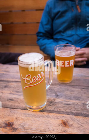 Zwei Pint Bier in einer Bar im Norden Londons Stockfoto