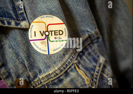 New York, USA. 6. November 2018. Ein Wähler trägt ihr 'Ich habe' Aufkleber am Tag der Wahl in New York am Dienstag, 6. November 2018. Credit: Richard Levine/Alamy leben Nachrichten Stockfoto