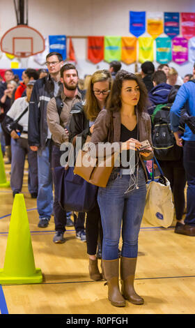 Arlington, Virginia, USA. 6. November 2018. Die Wähler in der langen Warteschlange während midterm Abstimmung, an der Schule. Rob Crandall/Alamy leben Nachrichten Stockfoto